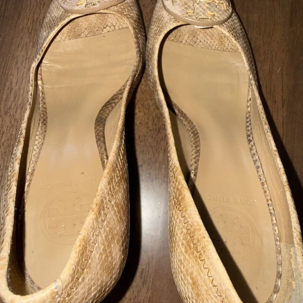 Tory Burch Julianne Snake Print Peep Toe Wedge Heels Logo Medallion 6.5M Leather